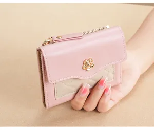 Petit portefeuille court en cuir PU rose et beige pour femme avec camélia doré et fermeture.