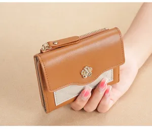 Portefeuille court femme en cuir PU avec fleur métallique, bicolore, poche zippée pour monnaie.