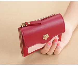 Petit portefeuille en cuir PU rouge avec fermeture à pression et détail de camélia.