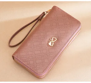 Detailansicht einer langen Damen Geldbörse, rosa PU Leder Clutch mit Schleife Handschlaufe.