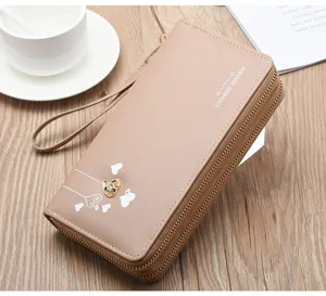 Vista detallada de la cartera larga para mujer con doble cremallera y lindo detalle de corazón.