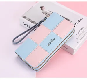 Gedetailleerd uitzicht de blauw-roze tweekleurige lange portemonnee met polsbandje.