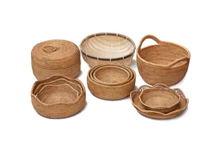 Ensemble de paniers de rangement en rotin tressé, vue détaillée des corbeilles à fruits.