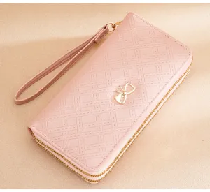 Rosa Damen Geldbörse lang mit Handschlaufe, doppelter Reißverschluss und minimalistisches Design.