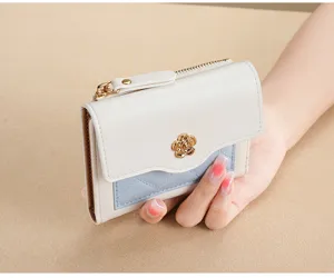Vue détaillée du petit portefeuille en cuir PU avec fermeture à pression et fleur dorée.