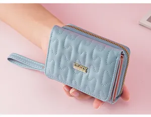 Detailansicht der kurzen Damen-Geldbörse mit Reißverschluss, Steppdesign und Handschlaufe.