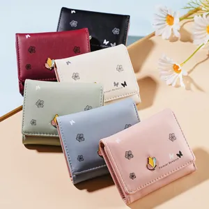 Kurze Damen Geldbörse modische kleine Münztasche mit Schmetterlingsanhänger und Blumenprint.