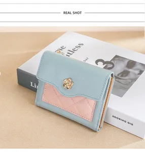 Portefeuille court matelassé chic avec fermoir floral, cuir PU compact pour un usage quotidien.
