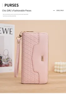 Roze lange damesportemonnee met polsband en geometrisch reliëf. Elegante ritsportemonnee.