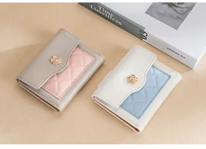 Portefeuille court en cuir PU pour femme avec fermoir fleur et porte-cartes matelassé.