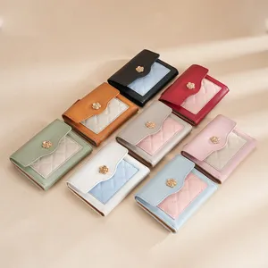 Portefeuille court élégant pour femme avec design matelassé et fermoir fleur doré pratique.
