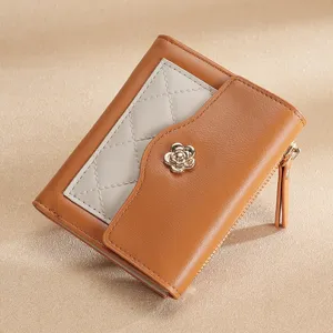 Portefeuille court pour femme marron beige avec matelassage et détail floral chic.