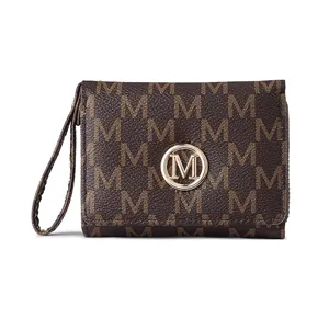 Gros plan sur le détail du portefeuille femme marron foncé avec monogramme et fermoir métal.