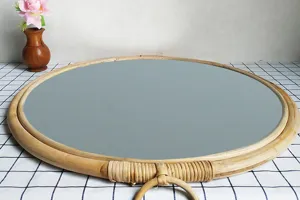 Dettaglio dello specchio rotondo in rattan, decorazione da parete intrecciata per ingresso o stanza.