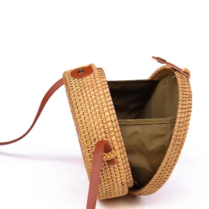Vintage ronde rattan crossbody tas voor dames, handgemaakte geweven schoudertas.