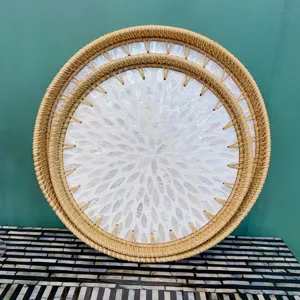 Rattan geweven fruit snack dienblad set van twee met prachtige aurora parelmoer inleg.