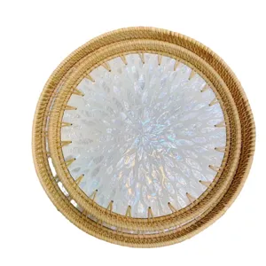 Rotan dienblad set met natuurlijke parelmoer inleg voor een stijlvolle en unieke tafel.