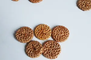 Close-up van handgemaakte ronde natuurlijke rotan knopen, ideaal voor DIY oorbellen accessoires.