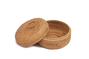 Vue de détail en gros plan du panier de rangement en rotin tissé à la main avec couvercle.