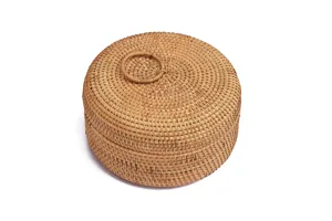 Détail de boîte de rangement en rotin tissé à la main, panier en osier avec couvercle.