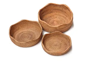 Ensemble de paniers de rangement en rotin tressé à la main, trois corbeilles à fruits rondes.