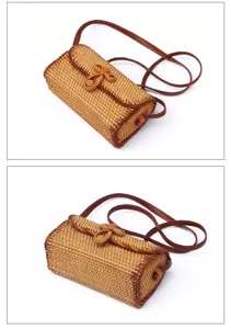 Detailopname van handgemaakte rattan tas met fijne vlechtstructuur en bruine lederen riem.