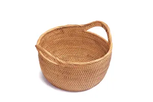 Détail de panier de rangement en rotin tissé à la main, corbeille en osier naturel pour le salon.