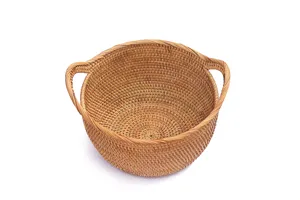 Vue détaillée du corbeille de fruits en rotin tissé, texture naturelle, rangement de bureau.