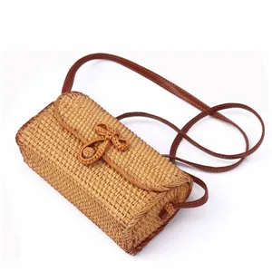 Geweven rattan crossbody tas voor dames, stijlvolle strooien schoudertas met lederen riem.