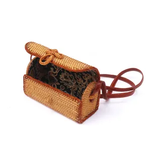 Geweven rattan crossbody tas voor dames, handgemaakte stro strand schoudertas met lederen riem.
