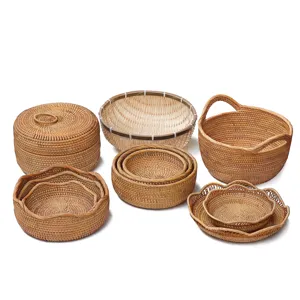 Ensemble de paniers de rangement en rotin tressé et corbeille à fruits pour le salon.