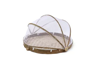 Cesta redonda tradicional de bambu con una tapa de malla antiinsectos perfecta para el secado.