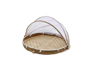 Cesta redonda tejida de bambú para secado con cubierta de malla para alimentos, vista detallada.