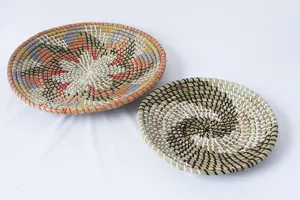 Set di piatti da parete decorativi in erba palustre intrecciata, cesti in paglia.