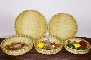 Ensemble de paniers de rangement en bambou faits à la main et plateaux pour cuisine.