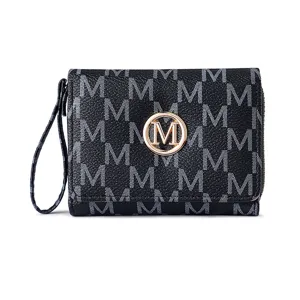 Gros plan sur le portefeuille court noir avec motif monogramme M et logo en métal doré.