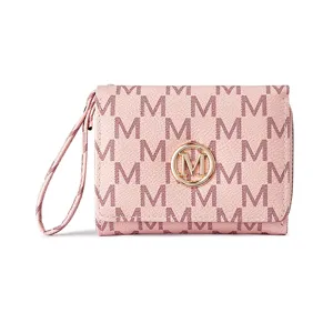 Portefeuille court à trois volets rose avec motif monogramme, porte-monnaie zippé et dragonne.