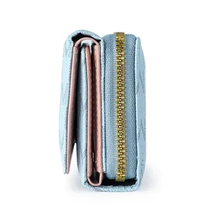 Vue détail latéral du portefeuille court femme, motif monogrammé, zip métallique, intérieur rose.