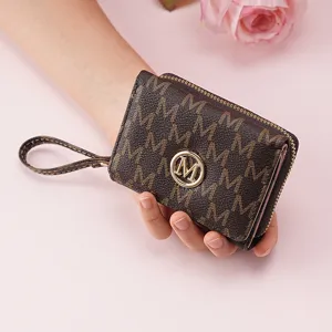 Portefeuille court à trois volets pour femme avec imprimé monogramme marron et logo M en métal.