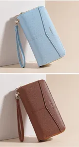 Portafoglio lungo da donna con cinturino da polso, pochette minimalista in pelle.