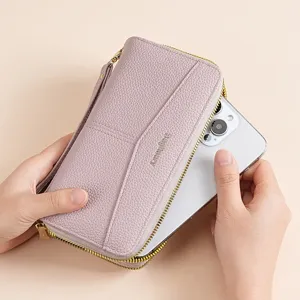 Portafoglio lungo da donna con doppia zip in pelle lavanda con smartphone inserito.