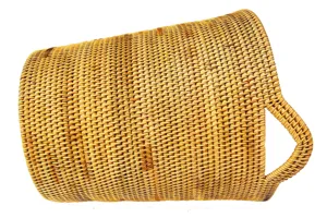 Vue detaillee du panier a linge en rotin tisse main, presentant une texture fine et une poignee.