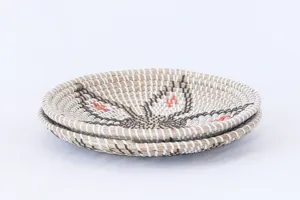 Seagrass woven decorative plate, natural handmade straw wall hanging for living room homestay.
