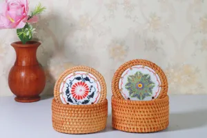 Dettaglio scatola portaoggetti rotonda in rattan artigianale con trama intrecciata.