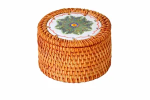 Dettaglio della scatola di conservazione in rattan con texture e coperchio in ceramica.