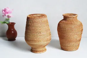 Nordic style woven rattan vase, European vintage rustic decorative flower vase for home decor.