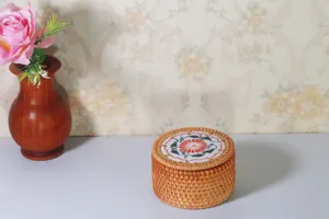 Scatola portaoggetti in rattan intrecciato con coperchio floreale per scrivania e te.
