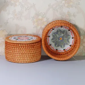 Scatola portaoggetti in rattan fatta a mano con inserto in ceramica, organizer da scrivania.