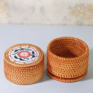 Scatola di immagazzinaggio rotonda in rattan fatta a mano con coperchio in ceramica per tè.