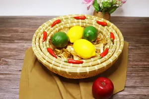 Vue détaillée du panier de fruits en bambou emboîté, artisanat naturel pour le rangement de cuisine.